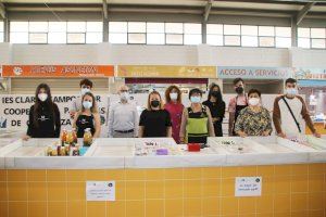 La cooperativa "Personas de confianza" del Instituto Clara Campoamor vende sus productos en el Mercado Municipal de Alaquàs