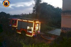 Los bomberos intervienen a un incendio forestal en Riba-roja de Túria