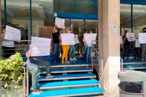 Concentración en el Banco Sabadell de Alicante contra los desahucios