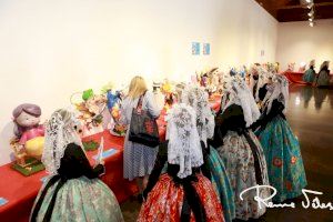 Las candidatas infantiles visitan la exposición del ninot