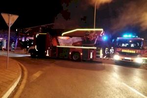 Rescatan por la terraza a una mujer en un incendio de un bungalow de Alicante