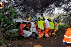 El conductor mor després d'eixir-se de la via el seu vehicle i xocar contra un arbre a Paterna