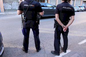 La Policia Nacional de València salva la vida d'una persona que es dessagnava després de rebre diverses punyalades