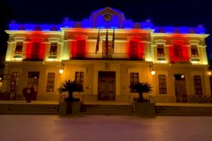 La fachada del Ayuntamiento de Burjassot luce ya su nueva iluminación