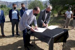La UMH y el Ayuntamiento de Orihuela firman un convenio para el mantenimiento y fomento del Palmetum en el Soto I-6 del Río Segura
