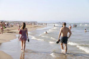 La Generalitat volverá a contratar este verano a 1.000 informadores de playa