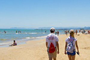 ¿Cómo trabajar de informador este verano en las playas valencianas? Requisitos y pasos