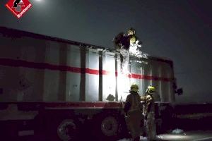 Arde en Villena un camión que transportaba baterías usadas a granel