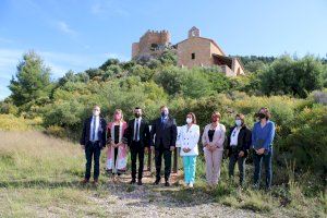 El ministro Ábalos visita el castillo de l’Alcalatén y la Real Fábrica del Conde de Aranda de l’Alcora
