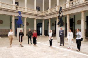 València acull les escultures monumentals de Julian Opie