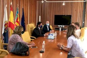 El alcalde de Alicante recibe a los sanitarios del Covid y expresa su rechazo por las formas con las que han sido despedidos por la Generalitat