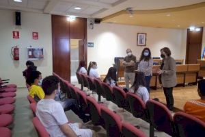 Joves del programa Jove Oportunitat visiten l'Ajuntament de Burriana