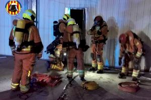 Els bombers intervenen a un incendi industrial a Paiporta