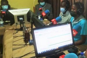 Autoridades locales ruandesas emiten un programa desde el estudio de Radio UMH en el campus africano, en conmemoración del genocidio