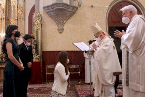 Una joven de Mongolia recibe en Valencia el Bautismo, la Primera Comunión y la Confirmación de manos del Cardenal