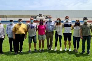 Membres dels equips directius i esportius del València CF Femení visiten el Luis Suñer per interessar-se pel terreny de joc