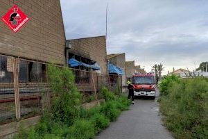 Arde una fábrica abandonada en Petrer