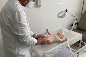 El hospital de Gandia adquiere una cuna móvil para realizar la exploración de neonatos en la habitación