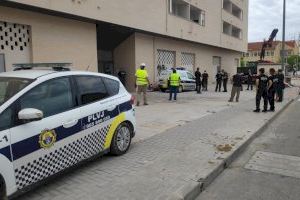 Policía Local da cumplimiento a la orden judicial de alzamiento del bloque de viviendas ocupadas ilegalmente de las calles Xarquet y Doctora Damiana Zaragoza
