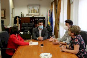 La secretària autonòmica d'Economia Sostenible visita l'Alcora per donar suport a la indústria i el comerç local