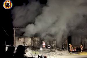 Gran incendio en una fábrica abandonada de Benifaió