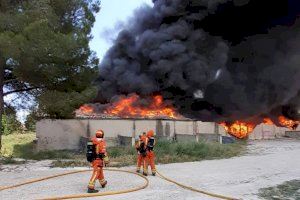 Impresionante incendio en una empresa de ropa usada en L’Olleria
