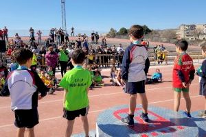 Más de 250 niños y niñas de Elda participan por primera vez en una actividad de iniciación al atletismo prebenjamín