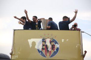 Passió grogueta: el trofeu de l'Europa League es va de gira per la província de Castelló