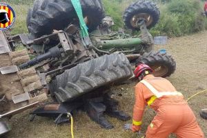 Fallece un hombre de 72 años tras volcar su tractor en Xàtiva