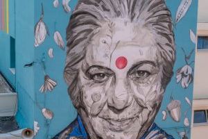 La UPV i Las Naves homenatgen la ecofeminista Vandana Shiva en un mural de dones de ciència