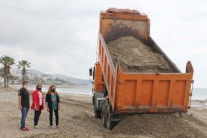Benicàssim aporta 5.500 tones d'arena per al condicionament de la platja Heliòpolis