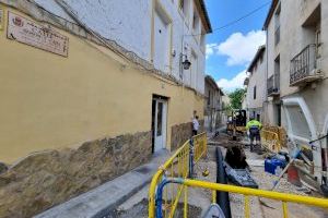El Ayuntamiento de Elda renueva el saneamiento de la calle Ramón y Cajal para evitar las filtraciones de agua en las viviendas colindantes y la histórica tienda del Casco Antiguo