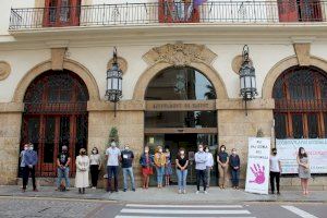 Sagunt guarda un minut de silenci en senyal de condemna i repulsa pel presumpte assassinat masclista perpetrat a Girona