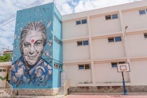 La UPV i Las Naves homenatgen la ecofeminista Vandana Shiva en un mural de Dones de Ciència