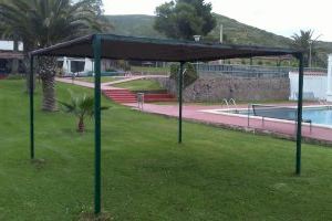 Les Coves de Vinromà instala nuevas pérgolas en la piscina municipal para aumentar los espacios de sombra