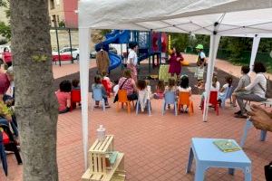 Riba-roja traslada la biblioteca municipal a los parques públicos del casco urbano y las urbanizaciones para difundir el hábito de la lectura entre los jóvenes