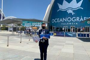 El concejal de Turismo recoge en Valencia las cinco Banderas Azules que ondearán este verano en las playas de Elche