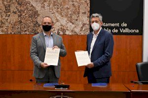 Martínez Dalmau firma un convenio con la Pobla de Vallbona para la cesión de gestión de las viviendas cuyas familias iban a ser desahuciadas