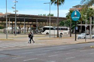 El reloj de la estación de autobuses de la Vall d’Uixó tiene las horas contadas
