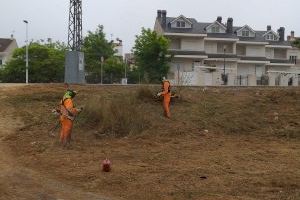 Llíria avanza los trabajos de limpieza de cunetas en pistas y caminos rurales