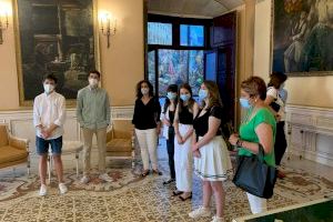 María Conejero recibe en el Ayuntamiento de Alicante a los alumnos del colegio Santa Teresa