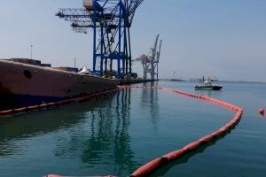Siete empresas optan a mover el buque Nazmiye Ana que sigue volcado en el puerto de Castellón