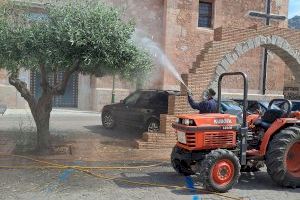 La brigada municipal tracta contra el pulgó i el cotonet els arbres dels carrers i jardins d'Almenara