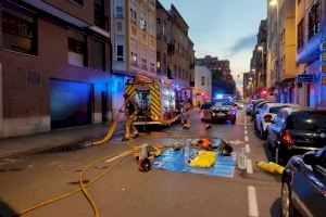 Un aparatós incendi d'un garatge a Castelló obliga a confinar els veïns de l'edifici