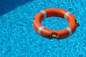Salvan la vida de un bebé de 19 meses a punto de ahogarse en una piscina privada de Mutxamel