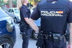 La Policía Nacional detiene a un hombre tras amenazar a un vigilante que le negó la entrada a un centro comercial de Valencia por no llevar mascarilla