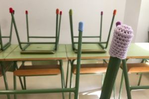Botas de lana para las sillas y mesas de un colegio de la Comunitat Valenciana
