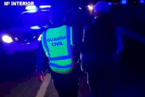 La Guardia Civil localiza a un varón de 80 años, en Alberic, totalmente desorientado y circulando por la autovía A-7 con dirección a Valencia