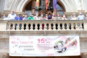València ret homenatge a les persones majors víctimes del coronavirus