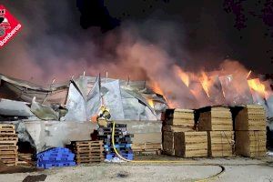 S'ensorra el sostre d'una fàbrica en un incendi al parc industrial de Torrellano a Elx